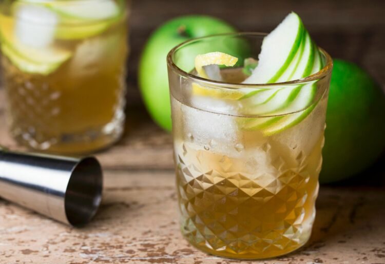 Cocktail au thé et au jus de pommes