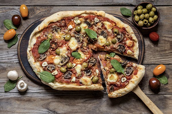 Pizza aux champignons et aux olives