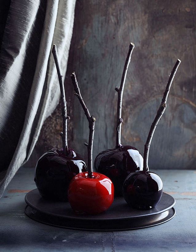 Pommes d’amour noires d’Halloween